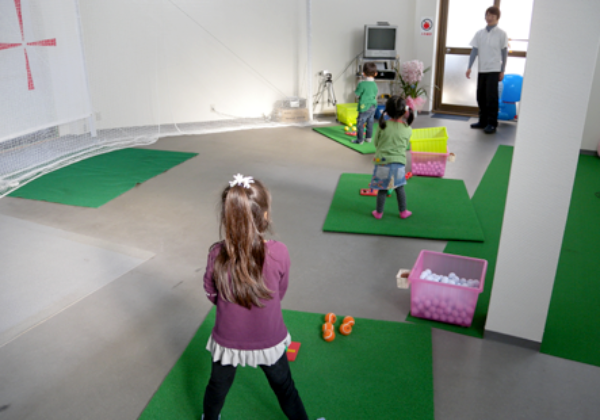キッズクラス（3歳～6歳）の子どもたち。スナッグゴルフで練習中！